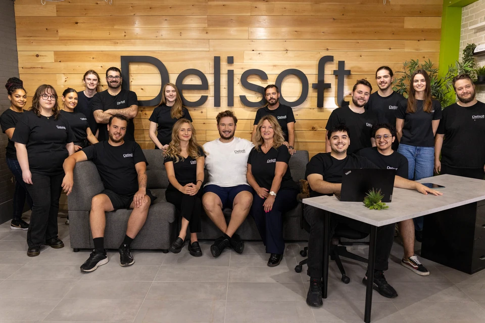 Équipe Delisoft réunie devant le logo de l’agence