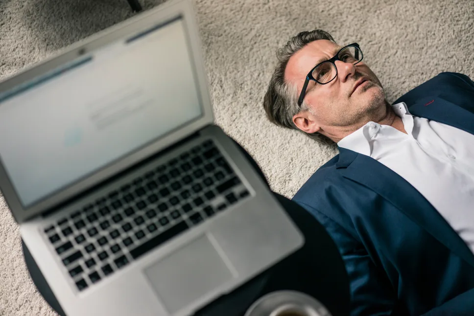 Entrepreneur comparant le temps nécessaire pour atteindre le succès seul ou avec Delisoft